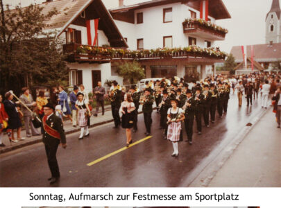 1975 Musikkapelle Puch: 80 jähriges Jubiläumsfest, Aufmarsch zur Festmesse Richtung Sportplatz