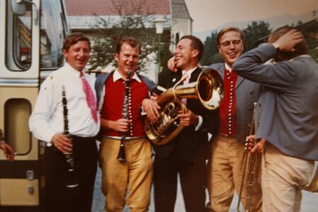 1975 Musikkapelle Puch: Abreise des MV Winterbach nach dem Fest