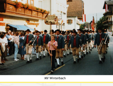 1985 Musikkapelle Puch: MV Trachtenkapelle Winterbach beim Festumzug 90 Jahre MK Puch