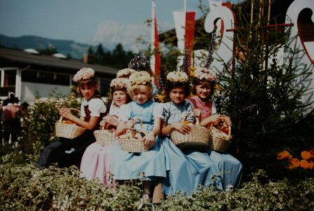 1985 Musikkapelle Puch: Blumenmädchen am Lyrawagen