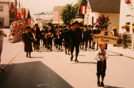 1985 Musikkapelle Puch: Aufmarsch am Sonntag in neuer Tracht beim 90 Jahr Jubiläum