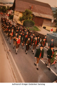 1995 Musikkapelle Puch: Aufmarsch zum Krieger-Gedenken am Samstag beim 100 Jahr Jubiläumsfest