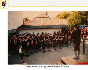 1995 Musikkapelle Puch: 100 Jahr Jubiläum, Aufstellung bei der Festmesse vor unserem Probelokal
