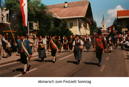 1995 Musikapelle Puch: Abmarsch zum Festzelt am Sonntag nach der Festmesse