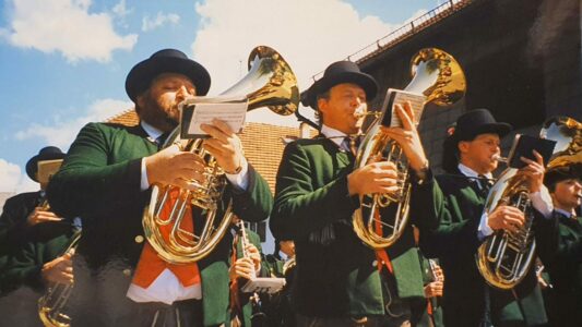 1995 Musikkapelle Puch: Unsere Tenorhörner beim Aufmarsch Richtung Festzelt